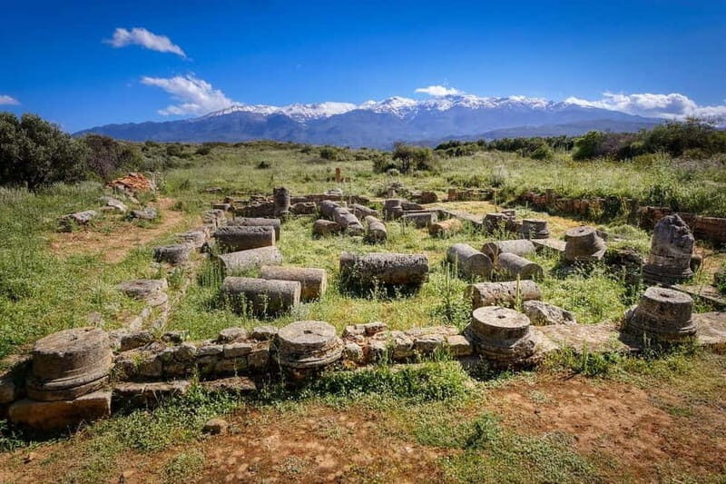 Άπτερα, Χανιά. Η θέση της πόλης πάνω από τον κόλπο της Σούδας εξηγεί μεγάλο μέρος της σημασίας της.
